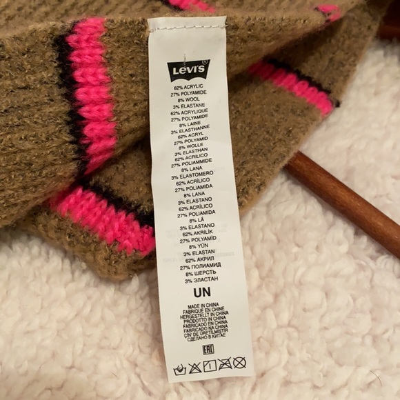 Levi’s Scarf - Picture 3 of 9